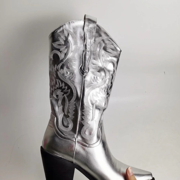 Woman Silver Embroidered Western Cowgirl Boots - Size 6 - Picture 13 of 13